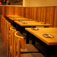 ≪2名様～ご利用可能なテーブル席≫ 焼きたての炉端焼きと趣向を凝らした創作料理で、特別な時間をお過ごしください。博多駅での新忘年会・歓送迎会・女子会・接待・同窓会・宴会は当店にお任せください。