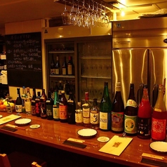 「お1人様」が自然体で過ごせるよう配慮されたカウンター席は、まさに自分を労うための特等席。目の前で一皿が仕上がるライブ感を肴に、好みの一杯を嗜む贅沢、誰にも邪魔されない静かな時間が、一日の疲れを優しく癒やします。