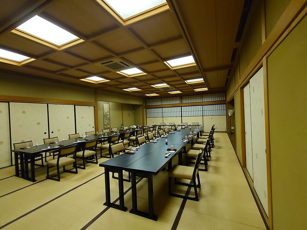 40人様までのご宴会に　松の間　テーブル椅子席