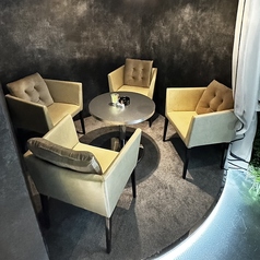 カーテン仕切りの半個室テーブル席♪カーテンで仕切られるので、人目を気にせずシーシャ、フード、お酒が楽しめます！