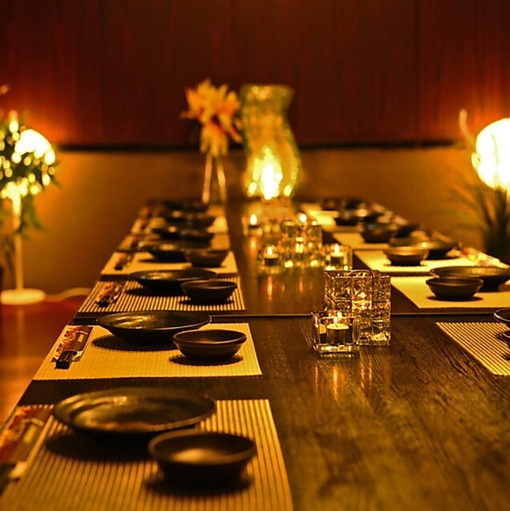 新宿駅東口徒歩5分。都会の喧騒を忘れる落ち着いた和モダン個室で、紀州備長炭が香る逸品を味わう♪