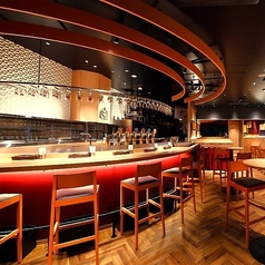 円形カウンターは、お一人様やお二人様の大事なひと時に最適な空間です。目の前で注がれるヱビスビールは、まさに贅沢な瞬間を演出。ビールの美しさを楽しむことができるビール好きにはたまらない体験です。ぜひ一度お試しください◎