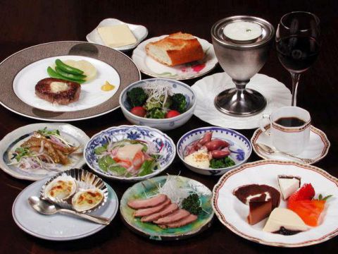 ディナーで人気の11000円(税込)コース。前菜5品とスープは日替わりで。