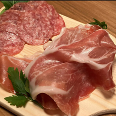 生ハムとサラミを一皿に