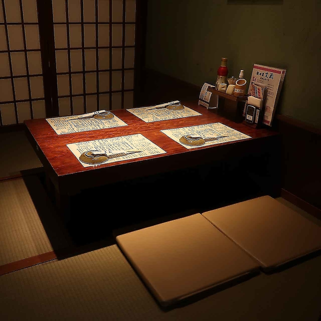 掘りごたつの完全個室は4名様向け/8名様向けでご用意しております！ゆったりくつろげるご宴会に◎