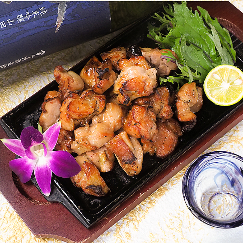 厳選された地鶏や黒豚の九州食材を使用したメニューもご用意あり！食感と風味をお愉しください。