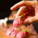 肉の甘味と酢飯の酸味がたまらない肉寿司は必食です。
