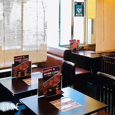 2名様用のテーブル席になります。当店自慢の美味しいおつまみ料理とご一緒に、ゆっくりと会話を楽しみいただけます☆