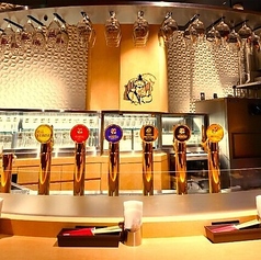 カウンターに並ぶビールサーバーは、当店自慢の一つ。徹底した品質管理がなせる味わいは、飲む人を魅了します。新鮮なビールを楽しむための特別な空間で、飲み比べを楽しむことも◎ビールの香りを感じながら、心ゆくまでその味わいをご堪能ください。
