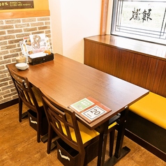 明るい店内に韓国の雰囲気溢れるディスプレイを楽しめるテーブル席は大人数様でのご利用もできます。ちょっとしたお集まりやご宴会のご相談・ご予約はお気軽に店舗までご連絡ください♪