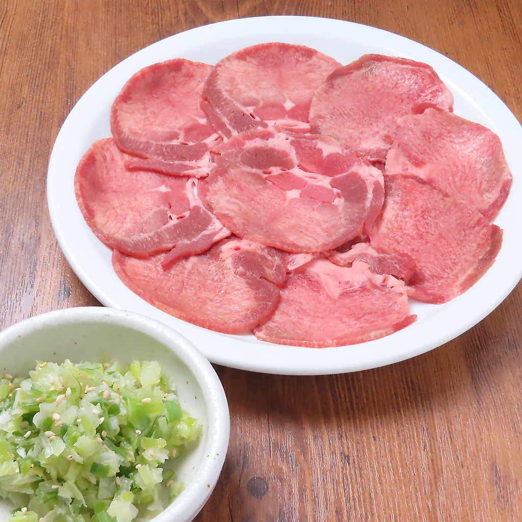 タン特有の食感を最大限に味わえるボリューム満点の厚切りタン塩！噛むごとに肉の旨みが広がります。