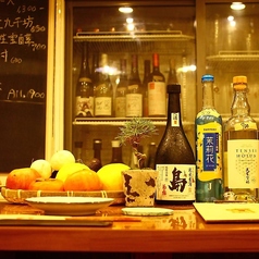 友人やカップルで、より親密な時間を過ごしたい夜にはカウンター席がおすすめ。肩を並べて同じ景色を眺めながら美酒に浸れば、普段より少し深い会話も自然と生まれます。洗練された大人の空気感の中で、静かに夜が更けていく贅沢を。