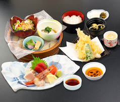 ランチ/ディナーはファミリーでもお愉しみ頂けます！