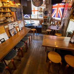 スムーズに移動可能なオープンスペースのテーブル席。貸切りパティーなどにも最適です。