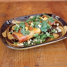 パクチー盛りエスニック春巻き