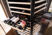 SAKURA　WORKS製ワインセラー　ソムリエが厳選した種類、豊富なワインをご準備しております。