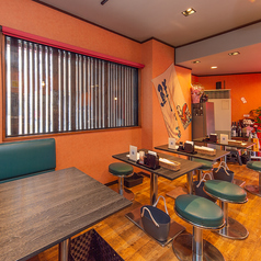 2名様掛けのテーブルは、デートでのご利用にピッタリのお席です。ふたりの特別な時間をごゆっくりお過ごしください。