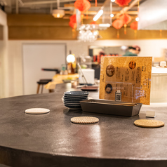 【おひとり様も大歓迎】、仕事終わりのソロ飯やちょい飲みにも気軽にご利用いただけるカウンター席もご用意しています！松山市駅からほど近い好アクセス＆こだわりのアラカルトメニューを取り揃えているので、一日の疲れを癒したい帰り道に、ふらりとお気軽にお立ち寄りください♪