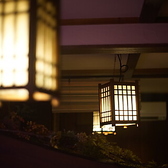 【落ち着いた照明演出】お料理が最も美味しく見えるよう計算された、温かみのある間接照明を各所に配置しています。明るすぎず暗すぎない絶妙なライティングが、高級感のある落ち着いた雰囲気を演出します◎この心地よい光の演出が、友人や家族との会話を自然と弾ませ、特別な時間をより一層素敵に彩ってくれます。