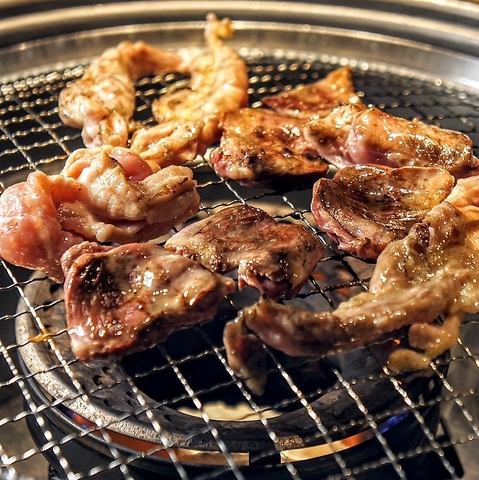 鶏料理の極、朝引き地鶏は鮮度抜群! お好みの部位ごとの食べ比べで至福の味を堪能。