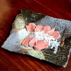 低温調理で仕上げた鶏レバー刺し