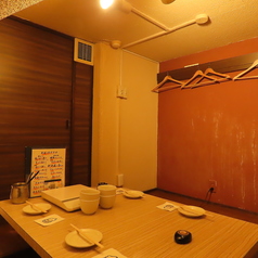 店内奥には個室のお席もあり、落ち着いた空間で食事を楽しみたい方におすすめです。周囲を気にせず、ゆったりと過ごせるので、大切な方とのお食事や接待などにも最適です。