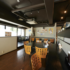 片側ソファー席もあり、鉄板で焼き上げた料理を目でも楽しみながら、地元友人との楽しい時間を過ごせる場所です♪ お酒の種類も豊富！