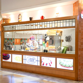 店頭に併設されたケーキスタジオで、職人がひとつひとつ丁寧に手作りしております。