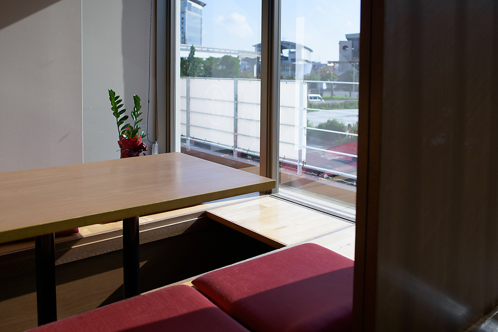 窓際の個室は明るく開放的。夜は夜景も楽しめます。