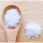 海洋深層水のみを使い、昔ながらの手法で作った無機栄養(ミネラル)に富んだ旨みたっぷりの自然塩。そのミネラル分を崩さないように、直火ではなく80℃の蒸気でじっくりと約20時間かけて結晶化した本物の天然塩です。料理の旨さをさらに引き出してくれます!