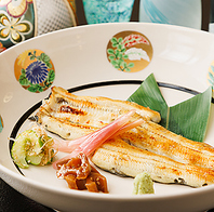 手捌きし焼き上げる国産鰻。鱧や鮎、季節の味覚に舌鼓