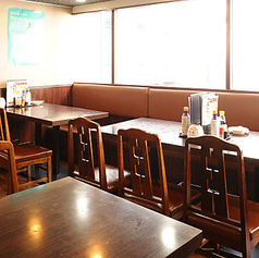 友人との飲み会やカジュアルな会食にぴったりの4名様テーブル席が2卓ございます 。席の間隔もゆったりとしており、周りを気にすることなく会話が弾みます。人気の串焼きや新鮮な海鮮料理といった多彩な居酒屋メニュー と共に、楽しい時間をお過ごしいただけます。お仕事帰りの一杯や、気兼ねない仲間との語らいの場に。