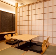 4名様個室が5室分の掘りごたつ席をご用意。これらの個室を繋げることで、最大24名様までのご宴会も可能です。接待や記念日など、プライベートな時間を過ごしたい方におすすめ。周囲を気にせず、ゆったりと上質なふぐ料理をお楽しみください。