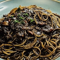 【トマトソース】黒いカルボナーラ