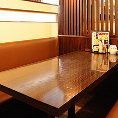 ご家族での食事や女子会に最適な6名様テーブル席を1卓ご用意しております 。広々とした空間で、小さなお子様連れのお客様も安心してお食事をお楽しみいただけます 。新鮮な生牡蠣や馬刺し、ローストビーフといった自慢の料理 を囲んで、思い出に残るひとときをお過ごしください。快適な空間で心ゆくまでご堪能いただけます