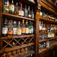 ウィスキーを中心に世界各国のお酒をスタンダードからレアボトルまで幅広くご用意致しております。基本的には初めての方でも安心してお飲みいただけるよう、ウィスキーはスタンダードな物を中心に、カクテルもオリジナルはメニューに掲載せず、どちらのお店でもご注文可能なものをご用意しております。