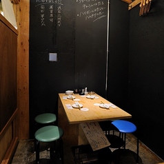 店内フロア奥には少し隠れた半個室席もございます！5名様～8名様で空間貸切もできますので大切な飲み会や合コンなどにも使い易い♪