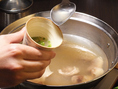 食通も舌をうならせる逸品…『鳥かじの水炊き』。まずは、スープをご堪能下さい。生の鶏ガラでとったスープは旨味が凝縮され、深いコクのある味わいに。