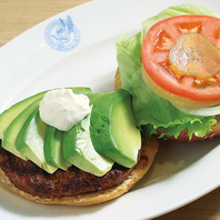 厳選された野菜の甘さが味わえるこだわりのバーガー★