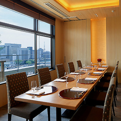 接待、ご結納、会社宴会など、博多の夜景を一望しながらお食事をお楽しみください。
