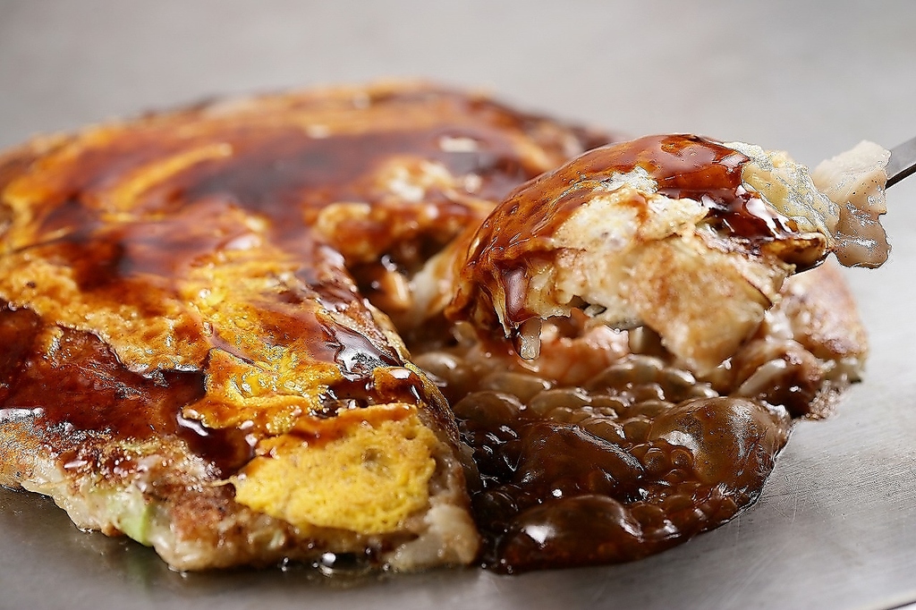 熱々でホクホクの逸品♪やみつきなるソースの香りは食欲をそそります！こだわりの味付けを堪能あれ♪