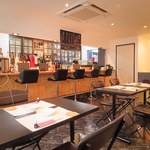 広い店内には、お一人様でもデートやお友達同士でも、お気軽に使えるカウンター席のご用意があります