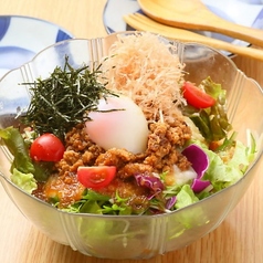 とろろと鶏そぼろ、温玉が乗った、名物きよみずサラダ〜自家製和風ドレ〜 970円(税込)の写真