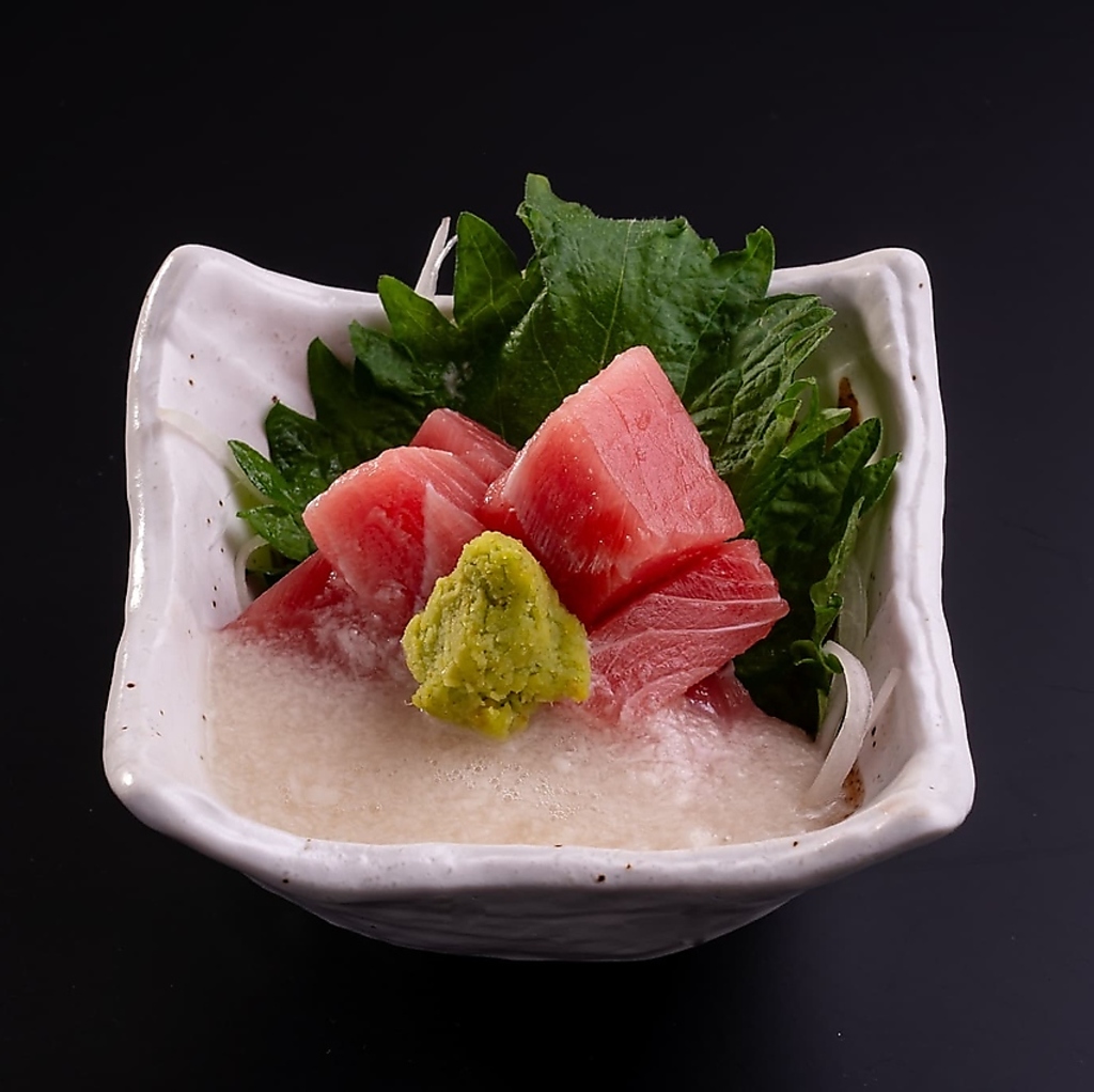 鮮度抜群のまぐろの山かけは、絶妙な食感と旨味が魅力です！新たな美味しさをぜひ仲間と体験して♪