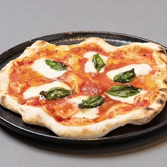 400℃のピザ窯で焼き上げるマルゲリータの写真