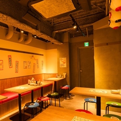 【ほっとするひとときを◎】焼きたて餃子を囲んで会話も箸も止まらない楽しいひとときを過ごせるテーブル席。さらに、もつ鍋の湯気に包まれた温かみのある空間で、気取らずゆったりとお寛ぎいただけます。仕事帰りの仲間との語らいや、ほっと一息つきたい時にもぴったり♪