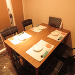 5名様ご利用可能な個室あります。落ち着いた雰囲気でプライベート感溢れる食事をお楽しみください。