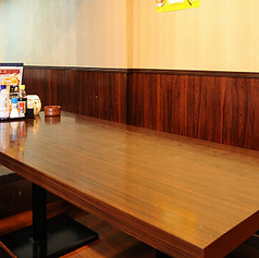 会社の同僚や気の置けない仲間との小規模な宴会に便利な6名様テーブル席が1卓ございます 。ゆったりと座れる広さで、一体感を保ちつつもリラックスできる空間です。ザ・プレミアム・モルツ神泡を含む約60種類の飲み放題 もご用意しており、盛り上がる宴会に最適。美味しい料理と豊富なお酒で、楽しい時間をお過ごしください