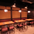 広めのテーブル席は、古民家風の落ち着いた雰囲気で設計されています。温もりのある木材と柔らかな照明が、さらにリラックスした食事の時間を演出します。友人同士やカップル、家族など、さまざまなシーンでお楽しみいただけるスペースをご用意しております。