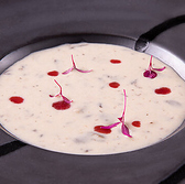 英語対応が可能なスタッフが在籍しており、外国からのお客様も安心してお楽しみいただけます。メニューの説明やご要望にも丁寧にお応えしますので、気軽にお声がけください。多文化交流を楽しむ場としてもご利用ください。